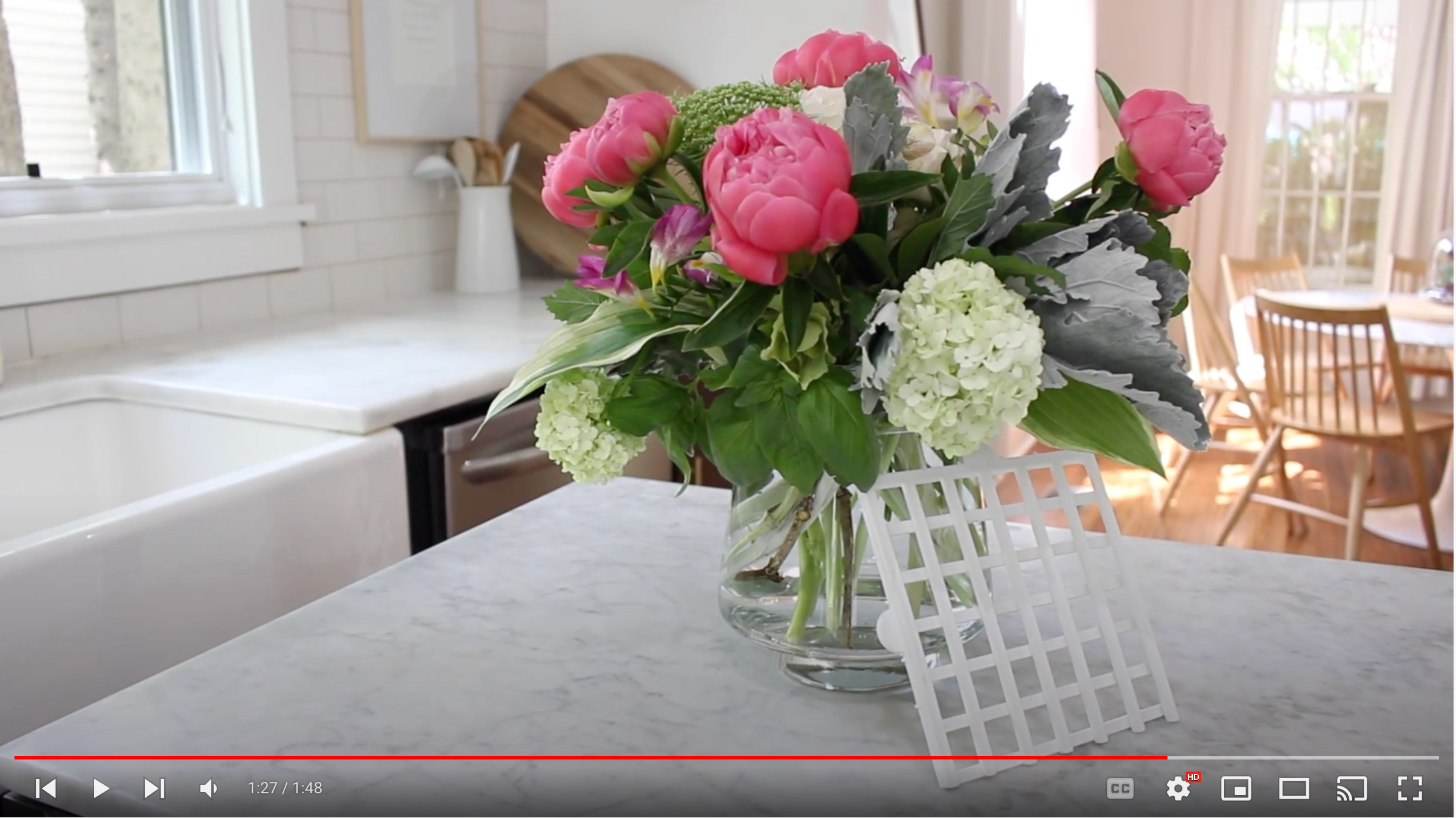 Load video: The DIY Grid helps you create gorgeous floral arrangements!